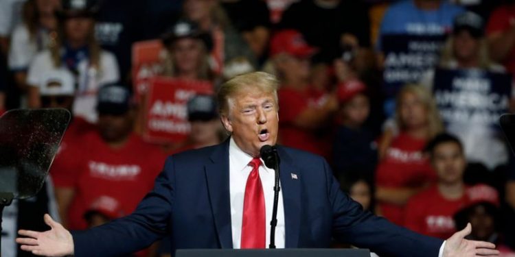 Trump sfidon pa maskë koronavirusin, sulmon Merkelin, kinezët dhe censurohet nga mediat