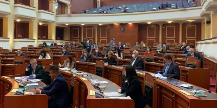 Dorëzohet në Kuvend kërkesa për heqjen e koalicioneve dhe rritjen e pragut, ja 28 deputetët që firmosën, partitë e vogla drejt humnerës