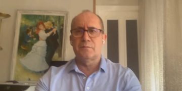 “Masat ndaj Covid-19 u liruan në mënyrë të gabuar”, mjeku i njohur shpreh hapur pakënaqësinë: Diçka nuk funksionon, po rrezikohet…