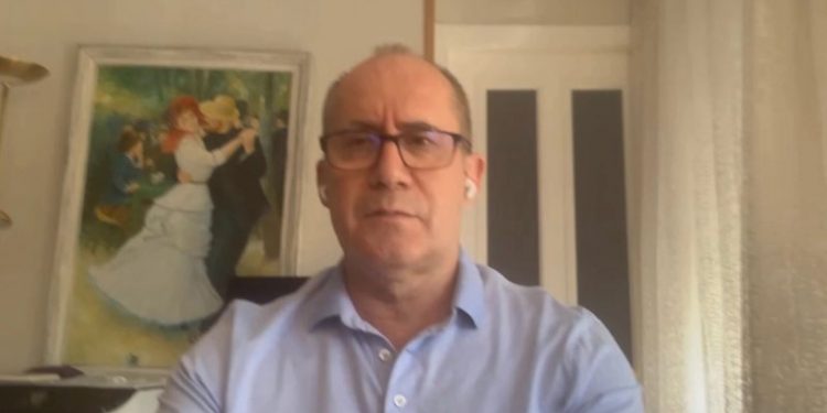 “Masat ndaj Covid-19 u liruan në mënyrë të gabuar”, mjeku i njohur shpreh hapur pakënaqësinë: Diçka nuk funksionon, po rrezikohet…