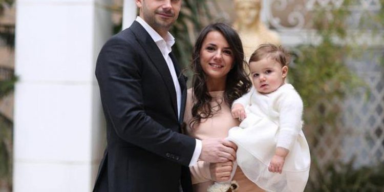 “Mami e pëlqeu shumë”! Ja kush është bashkëshorti i Rudina Hajdarit, me të cilin u dashurua kur ishte 16 vjeçe!