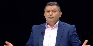 “E kam mik”! Revoltohet Mentor Kikia: Këtij deputeti socialist t’i thuash ma ble një bukë e ma sill, ta blen e s’të merr as lekët. Mua më shqetëson një gjë tjetër më shumë