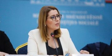 “Me kujdes dhe sëbashku e mundim COVID-19”! Ministrja Manastirliu del me mesazhin e fortë (Video)