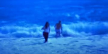 Vittorio Sgarbi zhduket mes dallgëve në Palasë, publikohet momenti kur i vijnë në ndihmë (Video)