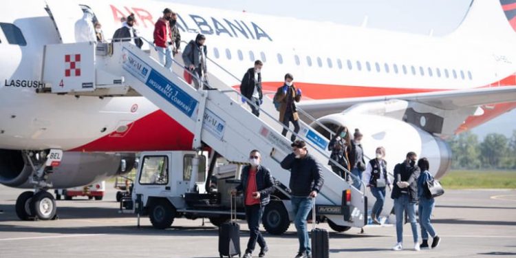 Të hënën rinisin të gjitha fluturimet për dhe nga aeroporti i Rinasit