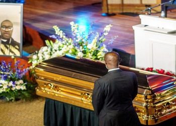 Arkivoli i “mbuluar me ar”, njerëzit në lot! Çfarë ndodhi në varrimin e  Floyd në SHBA