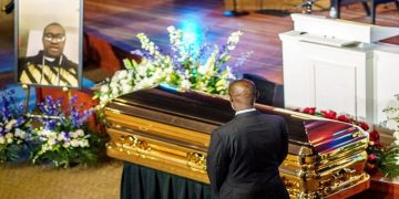 Arkivoli i “mbuluar me ar”, njerëzit në lot! Çfarë ndodhi në varrimin e  Floyd në SHBA