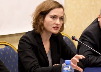 “Kthehu prej nga ke ardhur”! Ministrja Shahini reagon ndaj opozitës: Nuk i lejoj të më kritikojnë prejardhjen! Sentiment anti-shqiptar nga ata që shitën vendet e punës për mësuesit