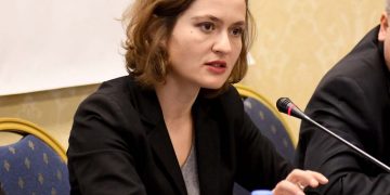 “Kthehu prej nga ke ardhur”! Ministrja Shahini reagon ndaj opozitës: Nuk i lejoj të më kritikojnë prejardhjen! Sentiment anti-shqiptar nga ata që shitën vendet e punës për mësuesit