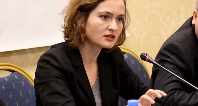 “Kthehu prej nga ke ardhur”! Ministrja Shahini reagon ndaj opozitës: Nuk i lejoj të më kritikojnë prejardhjen! Sentiment anti-shqiptar nga ata që shitën vendet e punës për mësuesit