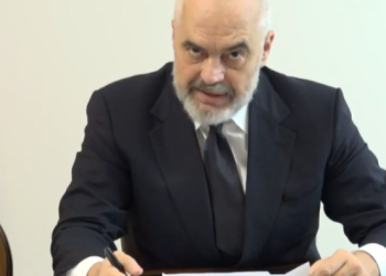 Edi Rama në foto me Zigurin, bosin e tokave në jug të vendit