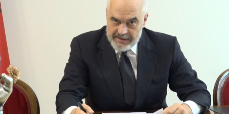 Edi Rama në foto me Zigurin, bosin e tokave në jug të vendit