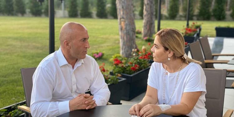“Përsëri në Shqipëri”! Haradinaj kalon fundjavën në Durrës: Takim me gruan e mikut Meta te vila në Lalz, diskutojnë për… “fatin e kombit”