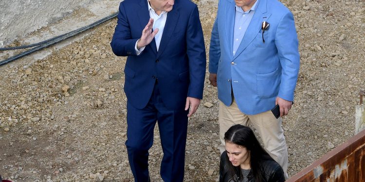 Qytetarët e irrituar: Zoti Rama, kërkoni SPAK të heto rastin nëse është përfshirë Ilir Meta në skandal me Ilirin e “kullës” së tij ! Po nuk e bëre, mallkuar qoftë vota që të kam dhënë!