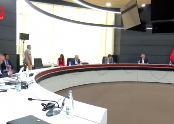 Ndërkombëtarët shtojnë presionin për një marrëveshje, Zëri i Amerikës tregon se çfarë po ndodh në Shqipëri: Bisedime në prani të ambasadorëve