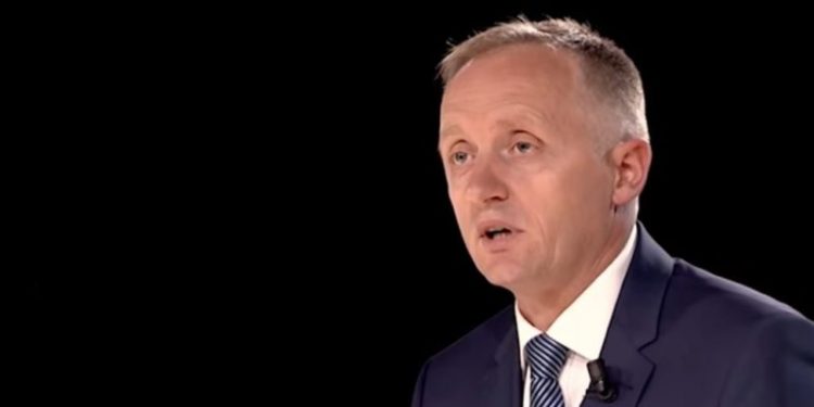 Lutfi Dervishi: Ju tregoj deputetin më të korruptuar, më arrogant, më injorant, më delirant dhe të pabesë që ka parlamenti sot