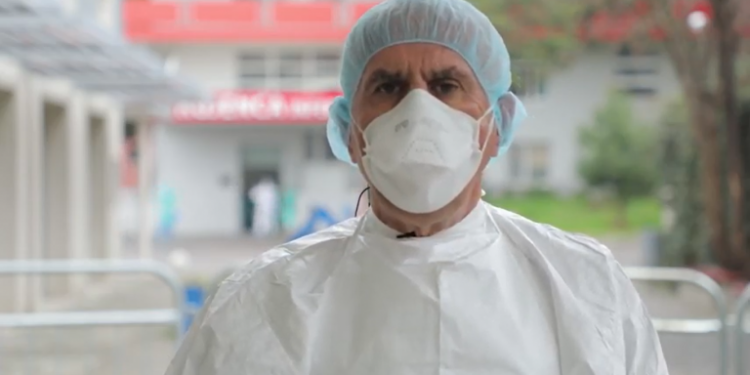 “Mos dëgjoni politikanët”, mjeku apel qytetarëve: Virusi është ende midis nesh, respektoni rregullat, mbani distancë dhe maska