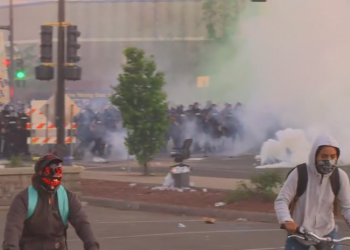 VIDEO/ Protestuesi në SHBA: Shqiptarët dhe italianet kanë marrë vetë në mbrojtje bizneset e tyre! Mos guxoni të hyni në këtë lagje