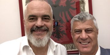 Rama ‘selfie’ me Presidentin Thaçi: Pas një bashkëbisedimi si gjithnjë vëllazëror