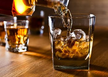 Nuk është reklamë por e vertet! Studimi i fundit: Burrat që pijnë raki, uiski apo xhin jetojnë më gjatë
