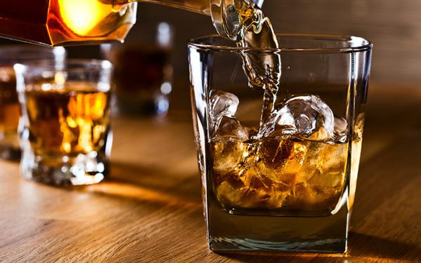 Nuk është reklamë por e vertet! Studimi i fundit: Burrat që pijnë raki, uiski apo xhin jetojnë më gjatë
