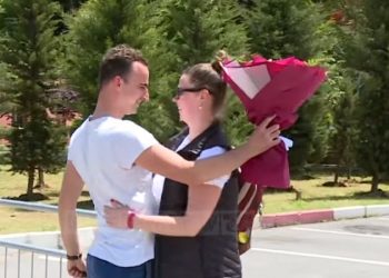 Shërohet pacientja nga Ukraina, u sëmur në Sarandë: I fejuari e pret me tufë me lule ne dyert e spitalit infektiv