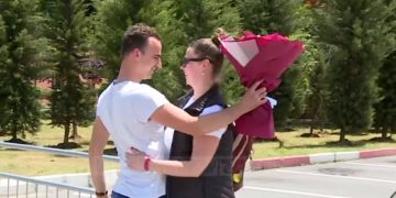 Shërohet pacientja nga Ukraina, u sëmur në Sarandë: I fejuari e pret me tufë me lule ne dyert e spitalit infektiv