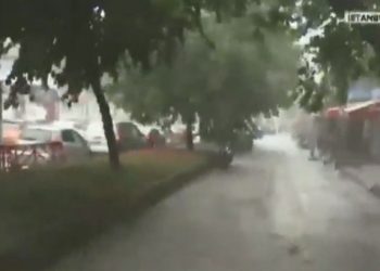 Pamje apokaliptike nga stuhia në Stamboll, qyteti pushtohet nga fenomeni i rrallë natyror (Video)