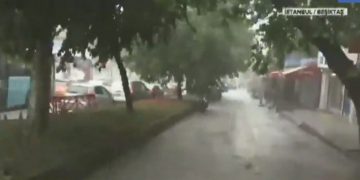 Pamje apokaliptike nga stuhia në Stamboll, qyteti pushtohet nga fenomeni i rrallë natyror (Video)