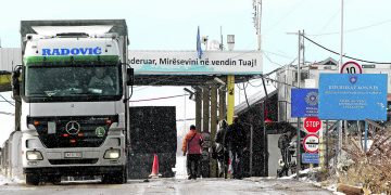 Nis zbatimi i vendimit të qeverisë se re kosovare: Automjetet serbe lirohen nga pengesat e vëna nga kabineti i mëparshëm