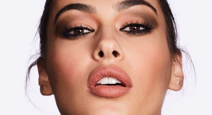 Adrola Dushi rikujton të shkuarën dhe tregon punën e parë që ka bërë: Shisja në treg