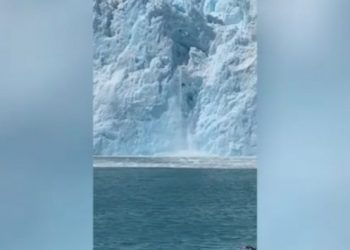 Video/ Alaskë, akulli shkrin përpara anijes kroçere, ulërima e turistëve