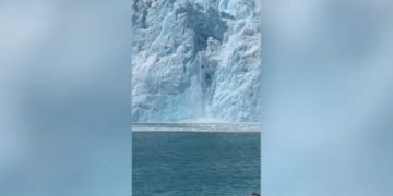 Video/ Alaskë, akulli shkrin përpara anijes kroçere, ulërima e turistëve