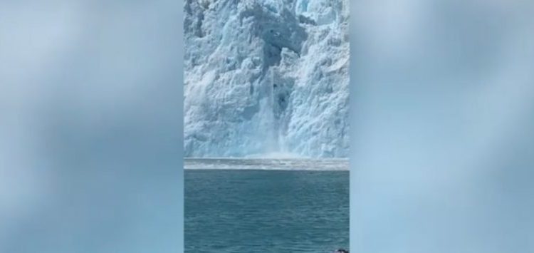 Video/ Alaskë, akulli shkrin përpara anijes kroçere, ulërima e turistëve