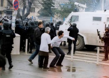 As kryeministër, as deputet: Albin Kurti përfundon atje ku e nisi, në rrugë