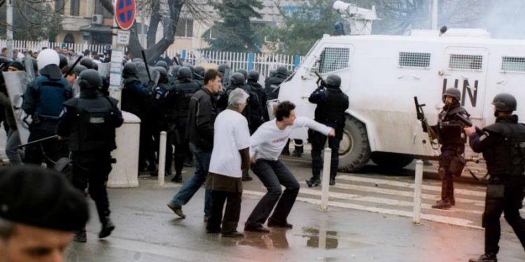 As kryeministër, as deputet: Albin Kurti përfundon atje ku e nisi, në rrugë