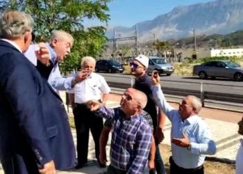 Dash Aliko i Lazaratit pret Bashën në Gjirokastër: Habit qytetarët me gjithë ato premtime qesharake: Ja lista jonë e premtimeve sapo të marrim qeverinë (përfshirë mësimin e abetares)