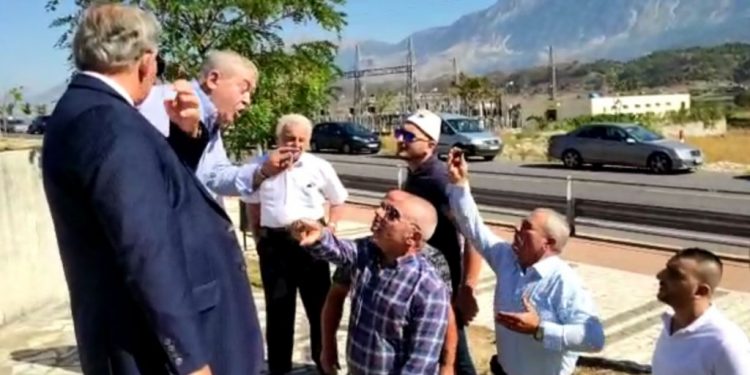 Dash Aliko i Lazaratit pret Bashën në Gjirokastër: Habit qytetarët me gjithë ato premtime qesharake: Ja lista jonë e premtimeve sapo të marrim qeverinë (përfshirë mësimin e abetares)