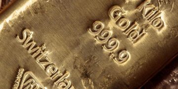 Policia në kërkim të pronarit të një çante me ar, që e “harroi” në tren