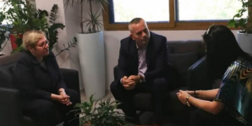 Ardi Veliu, ndjesë publike mamasë së 15-vjeçarit të d.hunuar nga policia