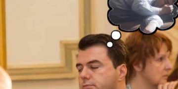 FOTO-LAJM/ “Dremit ku ta zerë”: Bashën këtë herë e ze gjumi në stol me filxhan në dorë në mikpritjen tropojane