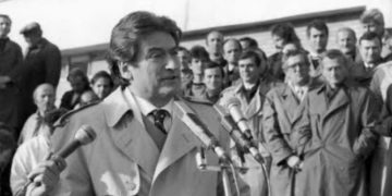 “Ishte piktor, foli pa leje”. Historia e të përjashtuarit të parë nga partia pas ’90. Ndodhi… pak orë pas themelimit të PD. Debati me Berishën: Ti je një komunist i thekur