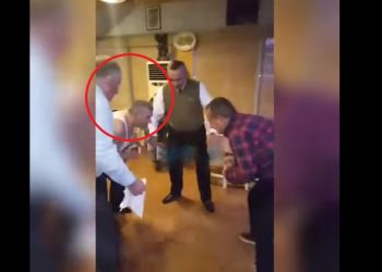 VIDEO e vitit: Kreu i KLSH-së Bujar Leskaj i zhveshur me kanatiere bën mundje në lokal, Sali Shehu arbitër