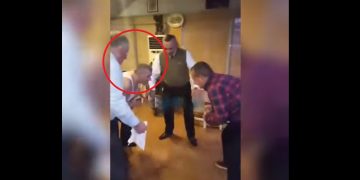 VIDEO e vitit: Kreu i KLSH-së Bujar Leskaj i zhveshur me kanatiere bën mundje në lokal, Sali Shehu arbitër