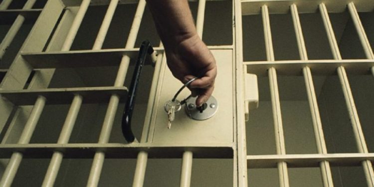 Çudira shqiptare! 13-vjeçarja me fëmijën 1-muajsh: Më lironi burrin 16-vjeçar sepse kam bërë kallzim të rremë! Më detyruan