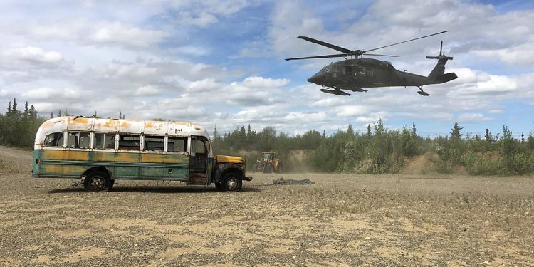 Autobusi i “famshëm” në mes të pyjeve të Alaskës zhvendoset me helikopter