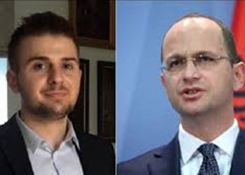 Dy ministra në një derë…