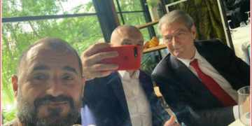 Juristi i “Kristalit” në profesionin e gazetarit Çim Peku vijon të sfidojë hapur rubrikën humoristike Antena me broçkullat e tij: Zbulon komplote, intriga dhe marrëveshje të fshehta që askush nuk i di tjetër