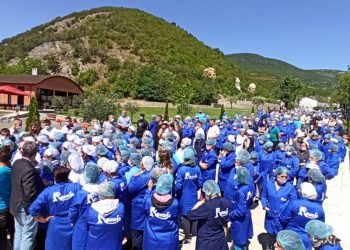 Punonjësit e “Rozafa Fish City” dhe banorët reagojnë pas protestave: S’ka ndotje në Shkumbin! Gjergj Luca po baltoset politikisht