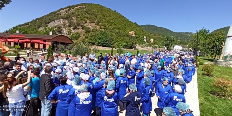 Punonjësit e “Rozafa Fish City” dhe banorët reagojnë pas protestave: S’ka ndotje në Shkumbin! Gjergj Luca po baltoset politikisht